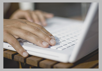 Hand auf der Tastatur eines Notebooks
